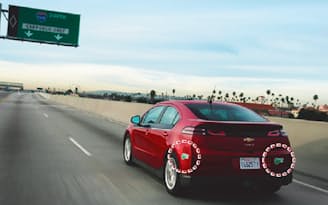 図1　カリフォルニア州の高速道路の「カープール車線」を走るGeneral MotorsのPHV「Chevrolet Volt」。カープールへのアクセスを許可するシールが貼ってある（写真:General Motors）