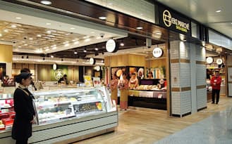 場所はJR新大阪駅の3階在来線改札内。これまでの暗いイメージを一新し、新しい商業施設としてオープンした「エキマルシェ新大阪」。2015年3月4日には26店舗がオープンした