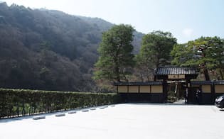 なだらかな稜線が美しい嵐山を借景に、風情ある佇まいがいかにも京都らしい「翠嵐ラグジュアリーコレクションホテル 京都