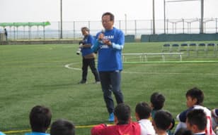 ホーム初戦の試合前のサッカークリニックでは岡田オーナーがコーチ役に