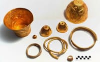 バケツ型の器が2つ、杯3つ、指輪1つ、首輪2つ、腕輪1つ。ロシア南部にあるスキタイ人の墳丘墓から発見された純金の埋蔵品の数々だ（Photograph by Andrei Belinsky）