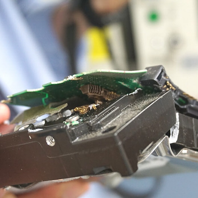 丸ごとレビュー パソコン捨てても安心 ハードディスクをv字破壊 日本経済新聞