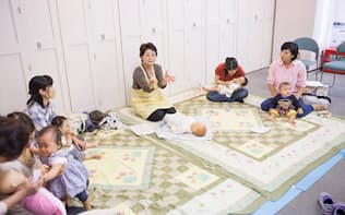 「日本助産師会」と「孫育て・ニッポン」は、毎月第1金曜日（1月と5月は第2金曜日）の13時30分～15時に、「楽しい子育て・孫育て講座」を開催している。参加者は母親、そして孫が生まれたばかりという女性たち