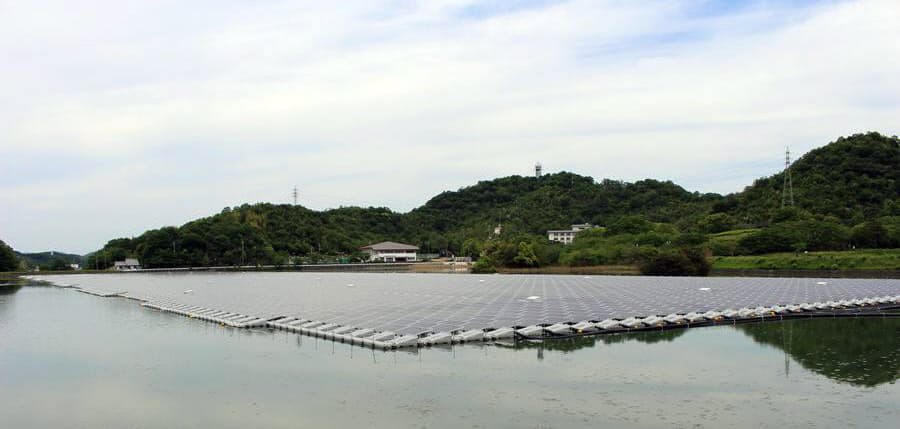 世界最大規模の水上メガソーラー 池に9000枚のパネル 日本経済新聞