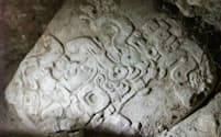 マヤ文明のエル・アチオタル遺跡で発見された石碑の断片には、地方を統治する王アハウの顔が描かれている。（Photograph by Luke-Auld Thomas）