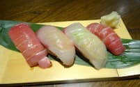 「七代目 卯兵衛」の「江戸時代の寿司3種」（999円）。おおぶりな握り寿司。赤酢を使ったシャリは、ほんのり甘みが感じられる。現代の一般的な大きさの寿司もセットになっており、食べ比べができる。数量限定で15時から販売