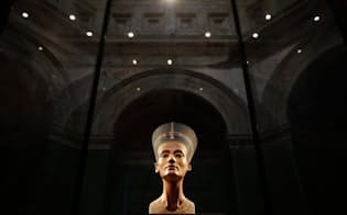 1912年に発見されたネフェルティティの胸像は、エジプト古代遺物の象徴的存在のひとつとなっている。（PHOTOGRAPH BY MICHAEL SOHN, DPA/CORBIS）