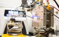 米ハーバード大学の研究チームがこのたび無害、非腐食性、不燃性の新しい素材を使った、安全安価で高性能なフロー電池の開発に成功した。（PHOTOGRAPH BY ELIZA GRINNELL, HARVARD PAULSON SCHOOL OF ENGINEERING AND APPLIED SCIENCES）