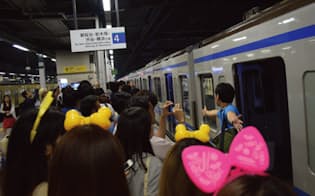 練馬駅構内で列車の到着を待つ乗客。当日はアナウンスを徹底し、イベントの誘導を兼ねた多数の警備員を配置