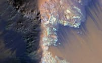 火星にあるくぼ地「コプラテス・カズマ」の急斜面に見られる黒い筋。これらは、化合物を含む水が流れてできたものとわかった。（PHOTOGRAPH BY NASA/JPL-CALTECH/UNIV. OF ARIZONA）
