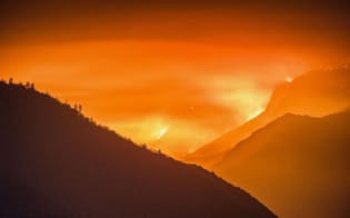 「ラフ・ファイア」と呼ばれる米カリフォルニア州の山火事。7月下旬から燃え続けて国立森林公園や国立公園に広がり、焼失面積は約615平方キロに及ぶ。大量の煙は数十キロ離れた市街地にも届いている。（Photograph by Stuart Palley, Zuma/Corbis）