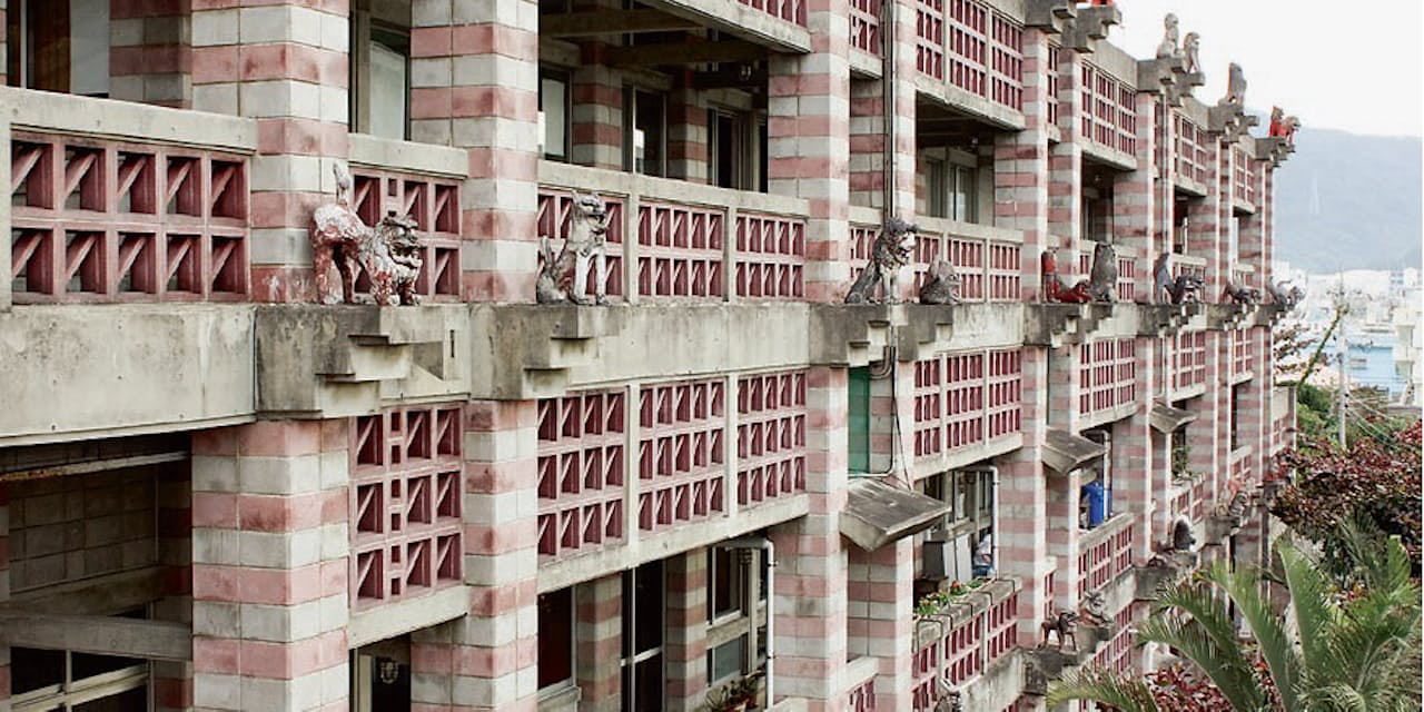 アサギテラスとシーサーが印象的な名建築 名護市庁舎 トラベル Nikkei Style
