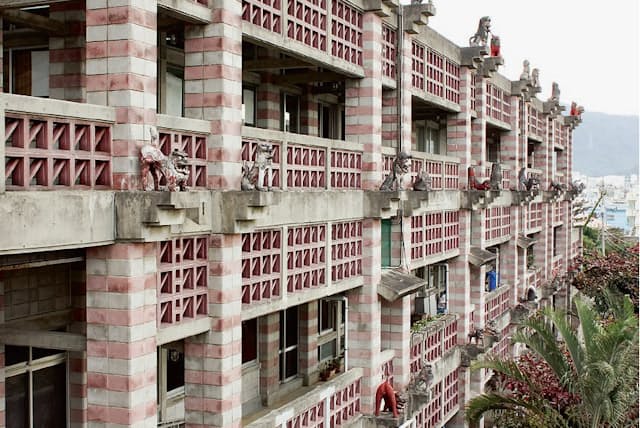 アサギテラスとシーサーが印象的な名建築 名護市庁舎 Nikkei Style アサギテラスとシーサーが印象的な名建築 名護市庁舎 Nikkei Style