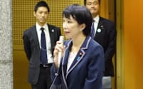 携帯電話料金の引き下げ策を検討する有識者会議であいさつする高市早苗総務相
