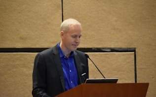 世界の情報家電市場について2015年の推定と2016年の予測を発表するCTAのスティーブ・ケーニッヒ氏