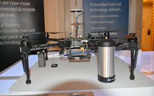 小型水素燃料電池を搭載した長時間型DJIドローン。右側の手前にあるのが充填用水素ボンベ