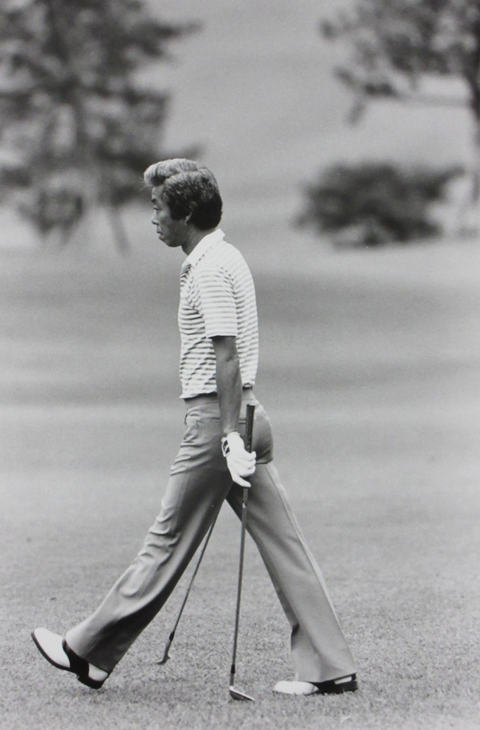 本日もラウンド日和なり 良いアドレスは良い姿勢に宿る 普段も背筋ピーンと 日本経済新聞