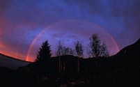 【赤い虹】太陽が地平線付近の低い位置にある日の出や日の入りの頃には、赤と黄色だけの虹が出ることがある。（PHOTOGRAPH BY NICK NORMAN, NATIONAL GEOGRAPHIC）