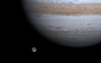 木星と衛星ガニメデ。高度な数学を用いて天体の運動を追跡していた古代バビロニア人は、幾何学を応用して木星の位置を計算していた。（PHOTOGRAPH BY NASA, GETTY IMAGES）