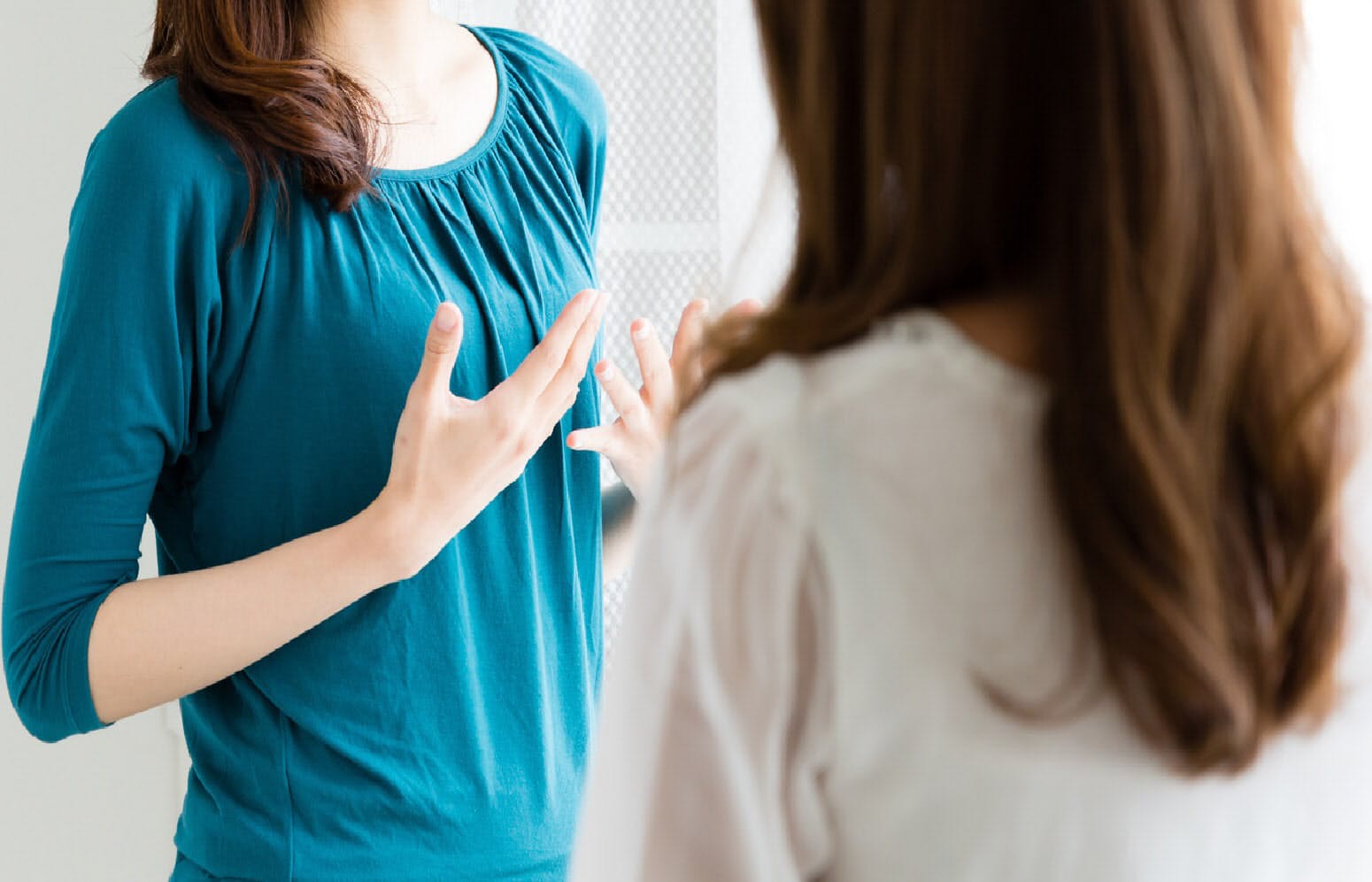 友人のふりをした敵か 面倒な女友達のかわし方 Nikkei Style 友人のふりをした敵か 面倒な女友達のかわし方 Nikkei Style