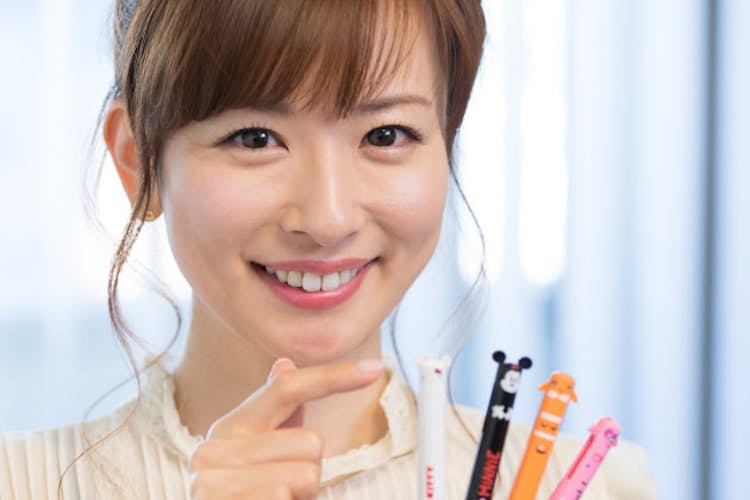 皆藤愛子 機能的で癒やし系 耳付き2色ボールペン Nikkei Style 皆藤愛子 機能的で癒やし系 耳付き2色ボールペン Nikkei Style