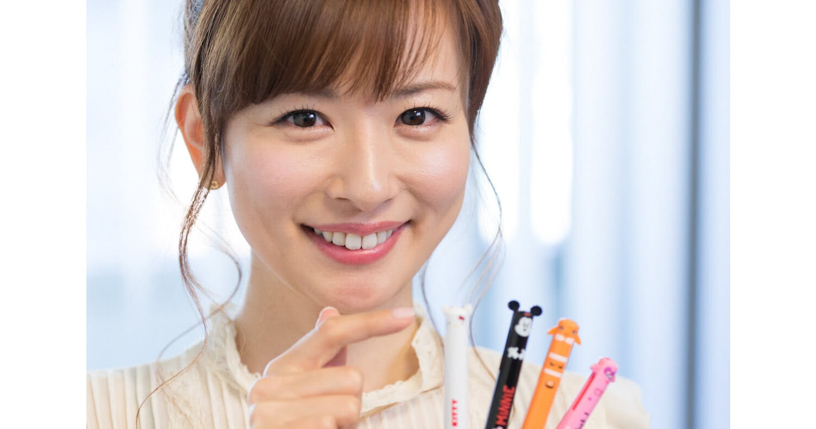 皆藤愛子 機能的で癒やし系 耳付き2色ボールペン Nikkei Style 皆藤愛子 機能的で癒やし系 耳付き2色ボールペン Nikkei Style