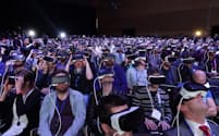 全世界から発表会場に集まった5000人の記者がギアVRを一斉に付けてVRを体験した