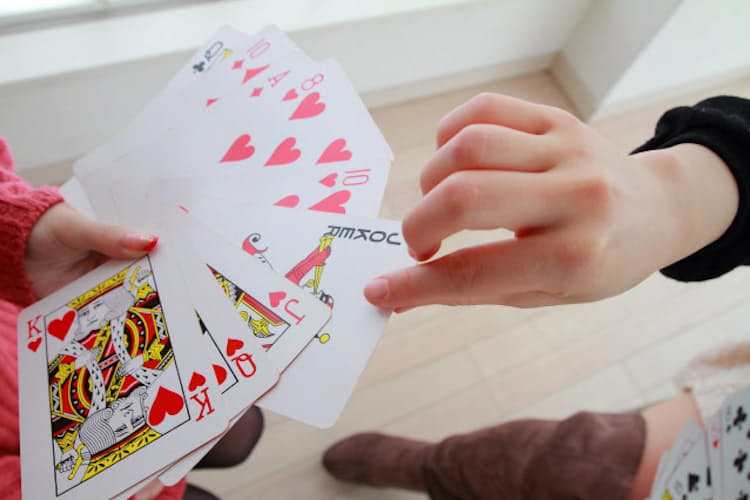 目線 しぐさに本音が ババ抜きに学ぶ人の心の読み方 Nikkei Style 目線 しぐさに本音が ババ抜きに学ぶ人の心の読み方 Nikkei Style