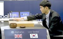 囲碁AI「AlphaGo」との第3戦に臨むイ・セドル九段（2016年3月12日、ソウル）=グーグル提供・共同