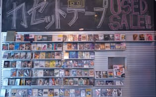 HMV record shop 渋谷では入り口のすぐ脇にカセットテープがずらりと並ぶ
