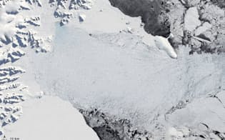 2002年に崩壊した南極のラーセンB棚氷。世界中で同様の現象が起こっており、地球の質量再分配をもたらしている。（PHOTOGRAPH BY NASA EARTH OBSERVATORY）