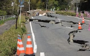前震によって益城町寺迫の北側に生じた大規模な陥没。本震でさらに被害が拡大している（写真:日経コンストラクション）
