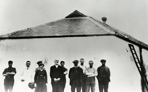 グレンリベット蒸留所で職人たちと(左から2人目が筆者、1919年4月)