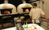 日本初上陸となる「800ディグリーズ ナポリタン ピッツェリア」は華氏800度（摂氏427度）の高温に保たれた薪窯で 1分前後で焼き上げるピザが特徴