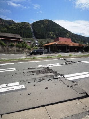 地震で消えた 阿蘇大橋 記者が見た崩落の惨状 日本経済新聞 地震で消えた 阿蘇大橋 記者が見た崩落の惨状 日本経済新聞