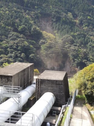 地震で消えた 阿蘇大橋 記者が見た崩落の惨状 日本経済新聞 地震で消えた 阿蘇大橋 記者が見た崩落の惨状 日本経済新聞