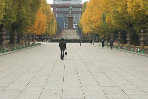 靖国神社の参道。奥には大村益次郎の銅像がそびえる。かつてここで競馬が行われていた 靖国神社の参道。奥には大村益次郎の銅像がそびえる。かつてここで競馬が行われていた