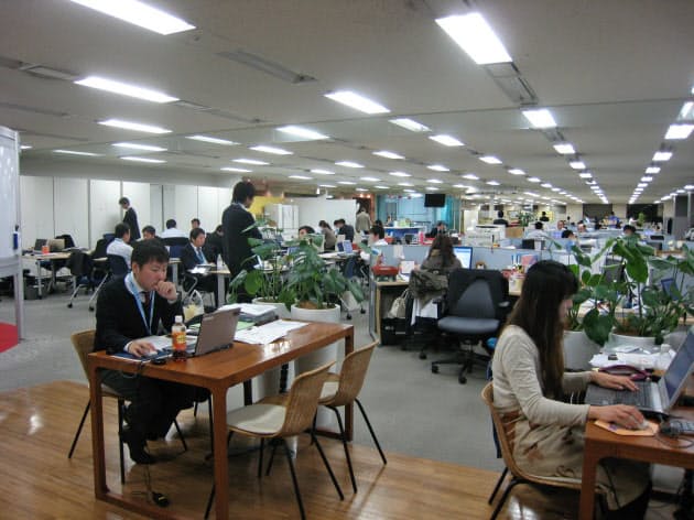 オフィス内は自由席 フリーアドレスは組織活性化の切り札 部下の管理困難の声も Nikkei Style オフィス内は自由席 フリーアドレスは組織活性化の切り札 部下の管理困難の声も Nikkei Style