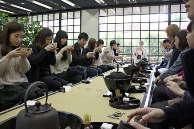 喫茶店よりも お値打ち 男もすなる生け花 お茶 おけいこ観光 のススメ Nikkei Style