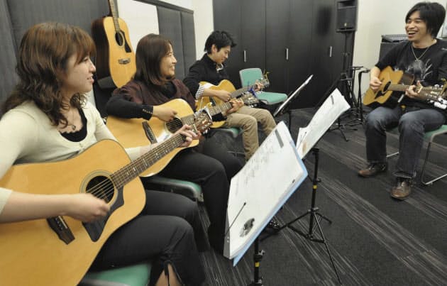 4つのコードであの名曲も弾ける 初めてのギター弾き語り 基本4コードが上達のカギ Nikkei Style