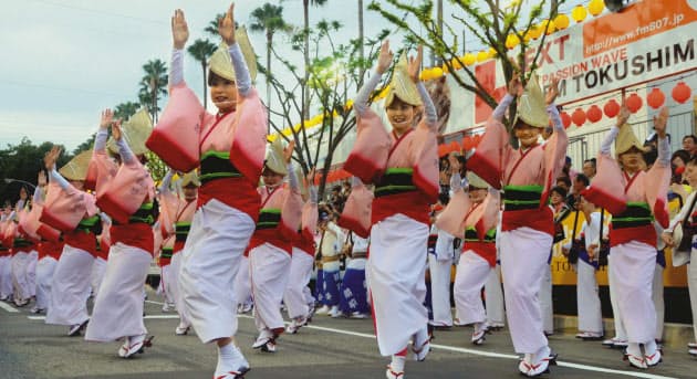 阿波おどりが1番に 観光客も参加できる夏祭り Nikkei Style 阿波おどりが1番に 観光客も参加できる夏祭り Nikkei Style