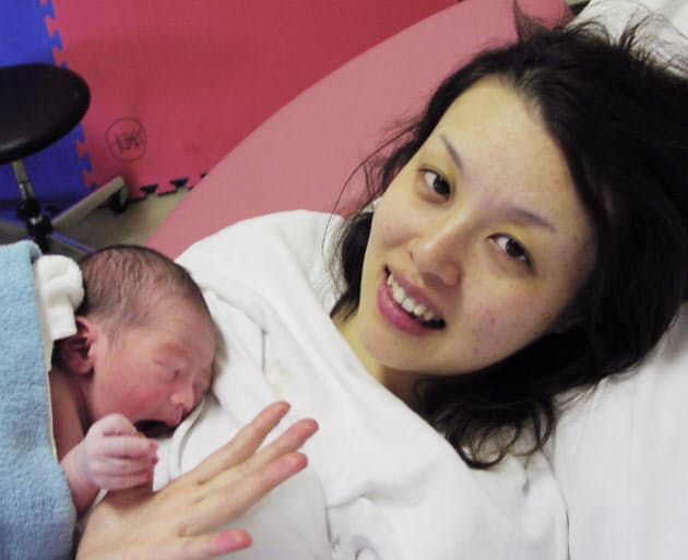 出産直後の赤ちゃん抱っこ カンガルーケア に注意 容体急変の報告も Nikkei Style