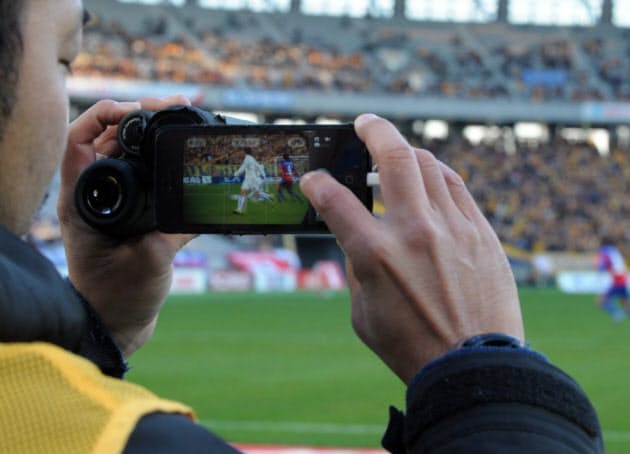 Iphoneで迫力のスポーツ写真 双眼鏡を活用 報道カメラマンのiphone撮影塾 日経bizgate