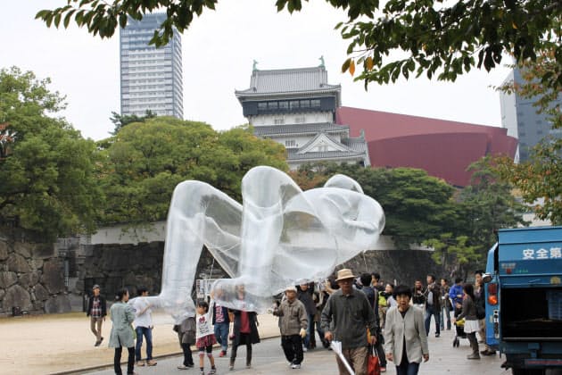 巨大な風船人形をかつぐ 非日常体験がもたらす高揚感 街アート旅アート 2 Nikkei Style