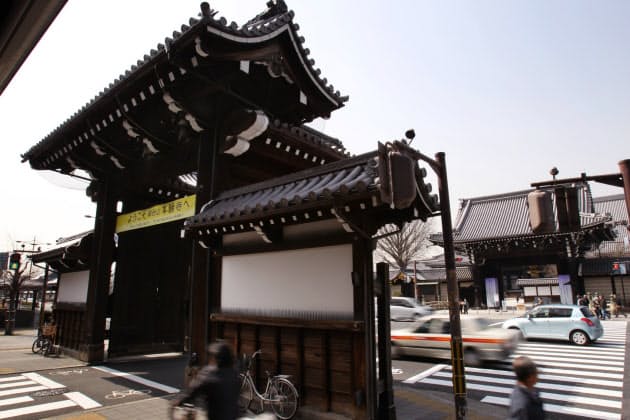 常に開かれている浄土の扉 古きを歩けば 51 西本願寺の総門 京都市 Nikkei Style 常に開かれている浄土の扉 古きを歩けば 51 西本願寺の総門 京都市 Nikkei Style