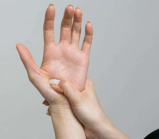 付け根 親指 痛い の が 親指の付け根手首が痛いドケルバン病（腱鞘炎）専門治療！その根本原因とメカニズムを解説！