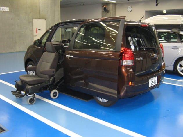 後部シートがそのまま車いすに変身 福祉車両 はみんなで使えるクルマです Nikkei Style 後部シートがそのまま車いすに変身 福祉車両 はみんなで使えるクルマです Nikkei Style