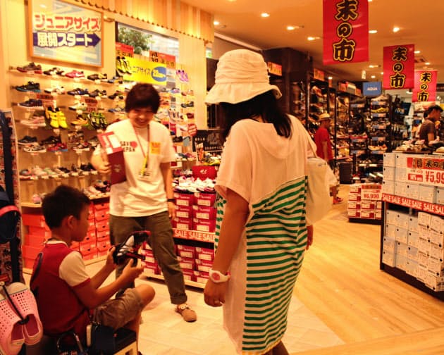 Abcマート 円安 猛暑を乗り切る強い販売力 日経bizgate Abcマート 円安 猛暑を乗り切る強い販売力 日経bizgate