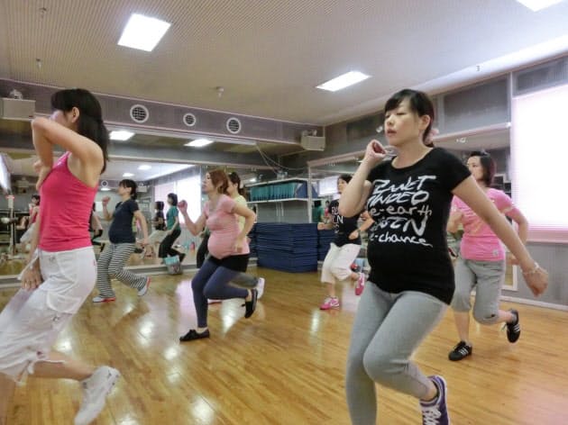 大きなおなかや幼児抱え ママだって運動したい Nikkei Style 大きなおなかや幼児抱え ママだって運動したい Nikkei Style