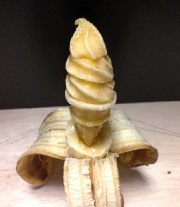 世界のメディアも注目 バナナ彫刻 のリアルな顔で脱力の輪 Nikkei Style